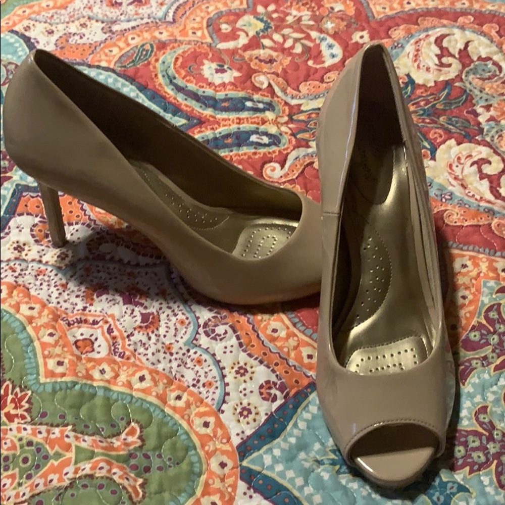 Peep toe pumps